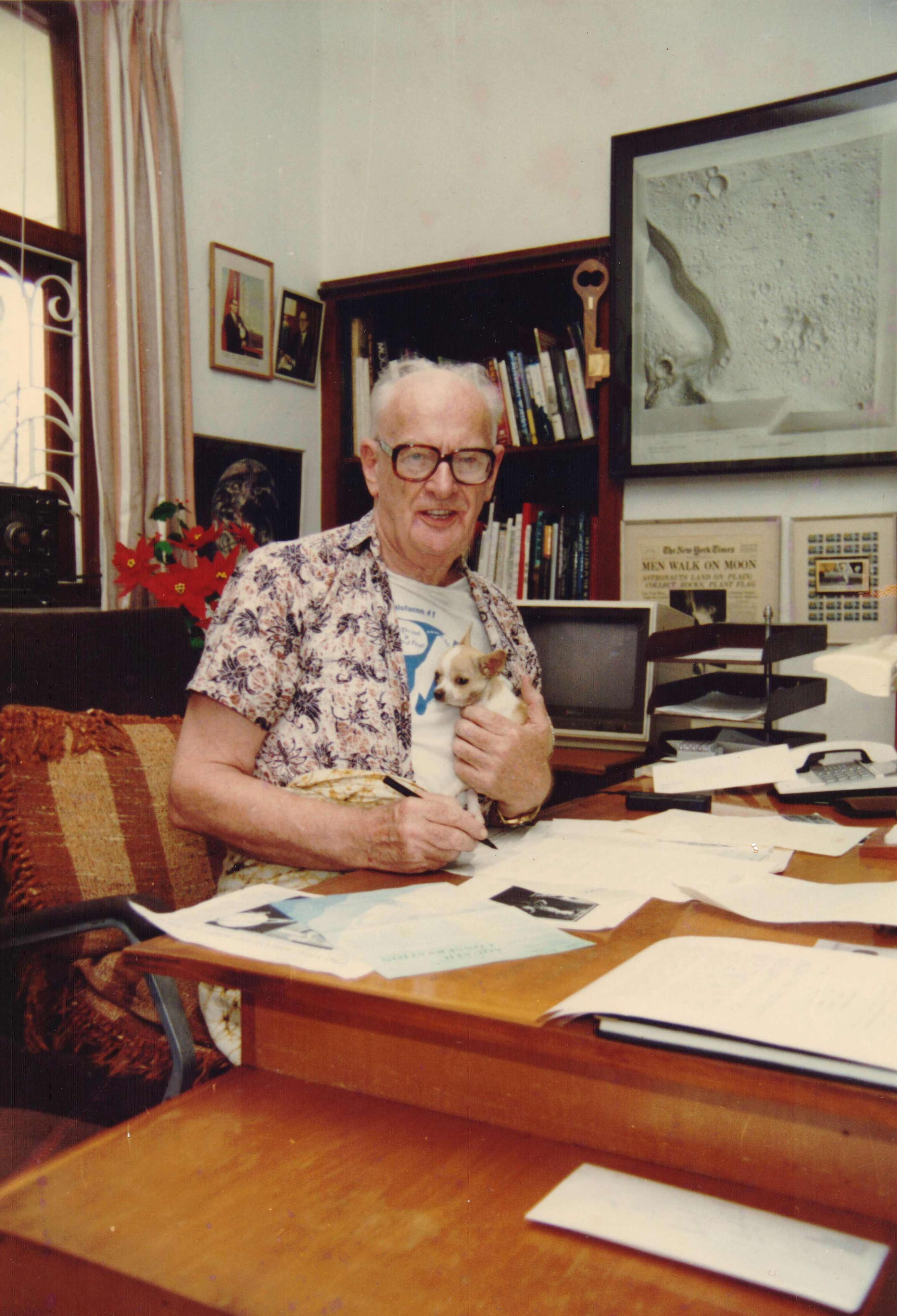 Arthur C Clarke with his gadgets at his Colombo home, circa 1980